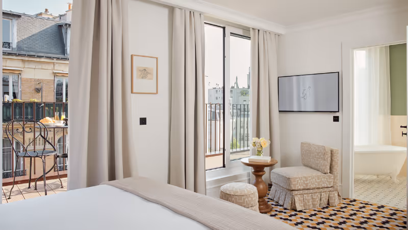 Suite Junior avec terrasse spacieuse et balcon élégant avec lit king-size, et décoration moderne - Hôtel Noucha à Paris 16