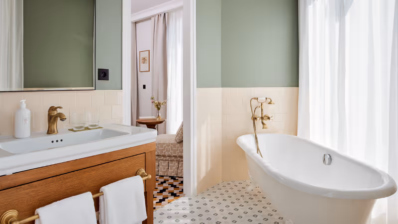 Salle de bain avec baignoire à l'ancienne de la Junior Suite - Hôtel Noucha à Paris 16