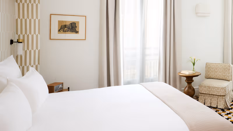 Chambres communicantes confortables avec portes intérieures et décoration moderne - Hôtel Noucha