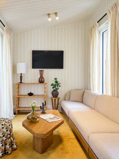 Intimate bookcase with bookshelves and a comfy armchair - Hotel Noucha