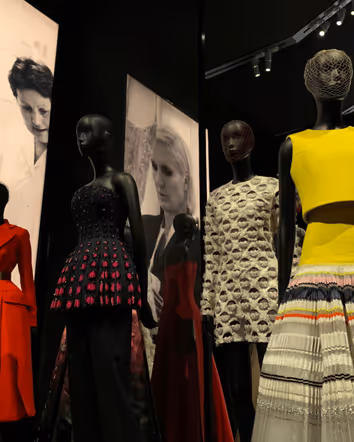 Mannequins dressed in a museum 