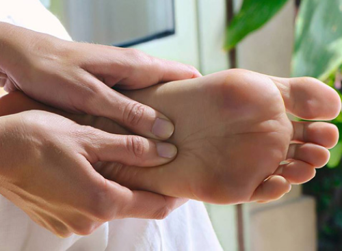 Réflexologie : 5 gestes simples pour soulager ses pieds