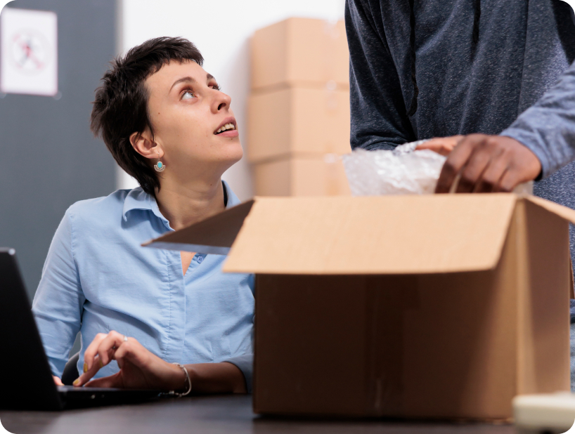 Un homme d’affaires assis chez lui, utilisant une tablette numérique pour gérer ses tâches, soulignant la nécessité de flexibilité et de planification lors du choix d'un service de déménagement.