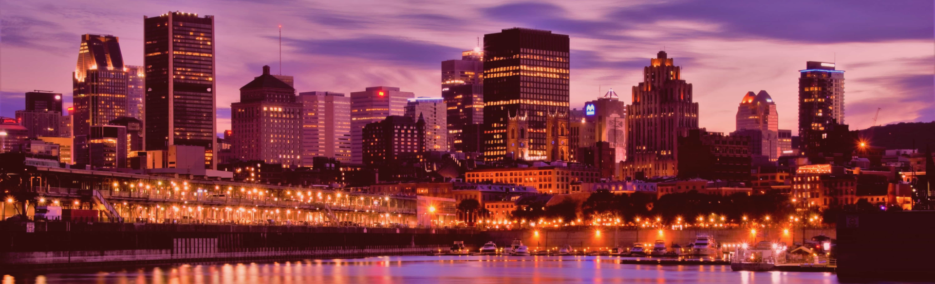 es étudiants transportant des boîtes et discutant dans un couloir animé, illustrant l’agitation du jour du déménagement dans un campus universitaire à Montréal.