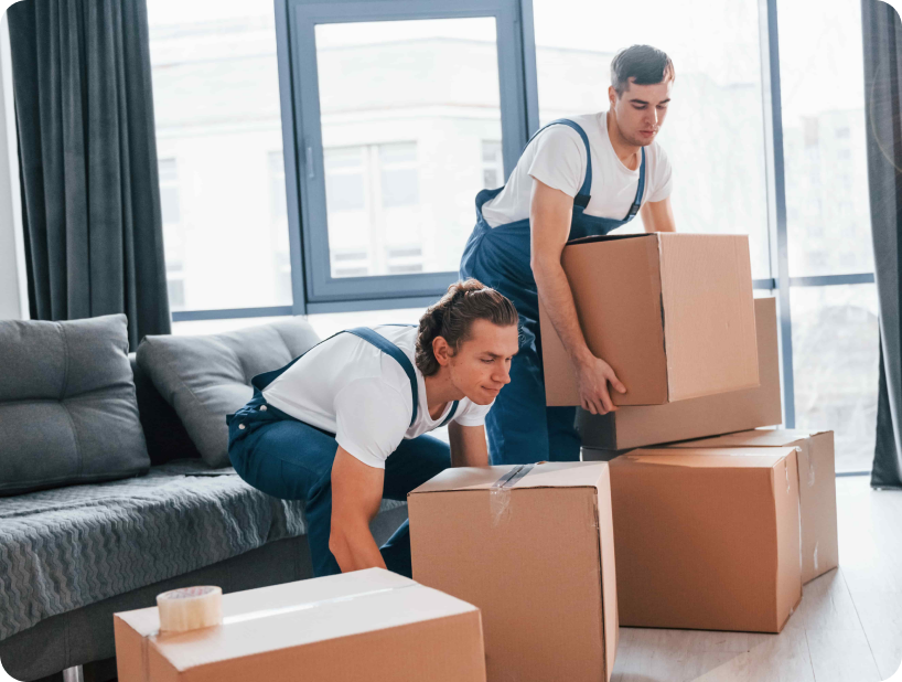 Un homme tenant des cartons de déménagement, illustrant l'importance de bien préparer et organiser ses affaires avant le jour du déménagement.