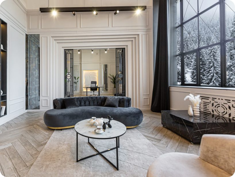 Deux déménageurs en combinaison bleue et casquette blanche chargeant soigneusement des cartons étiquetés "Fragile" dans une camionnette.