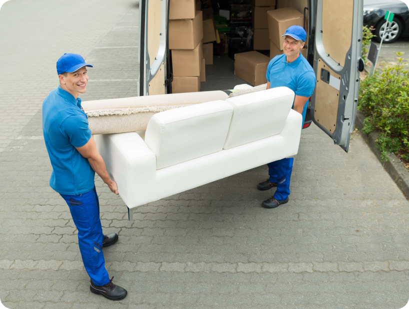 Un déménageur professionnel en uniforme orange soulevant un grand carton depuis un camion lors d’un déménagement d’objets lourds par une journée ensoleillée.