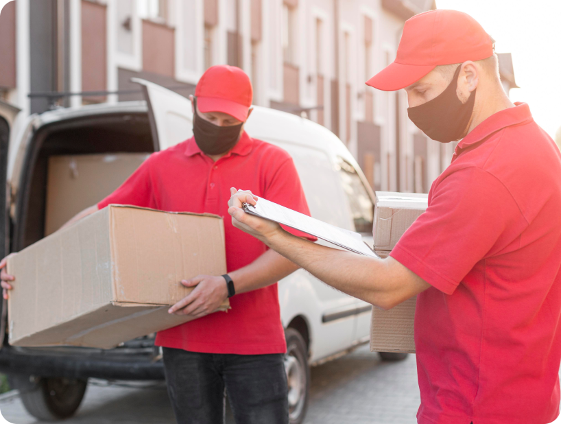 Deux boîtes de carton de déménagement empilées devant une porte d'entrée résidentielle.