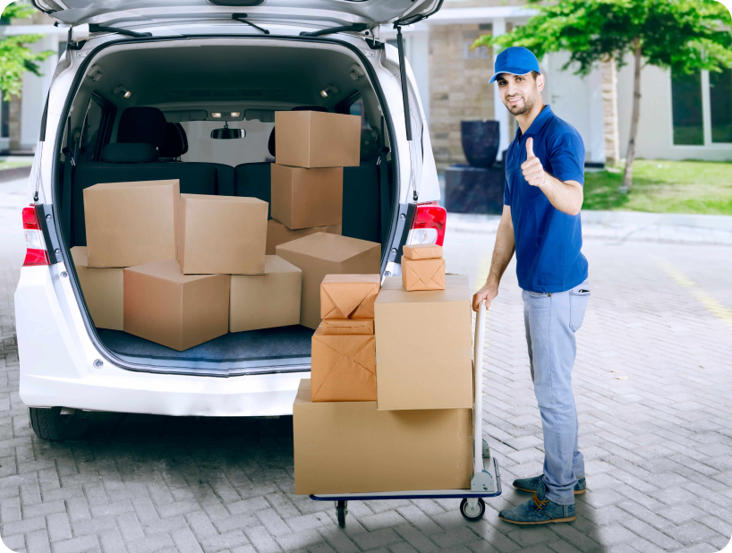 Boîtes de déménagement étiquetées et articles emballés dans une pièce vide prête pour le transport.