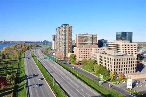 Vue aérienne d’un axe routier à Montréal bordé d’immeubles résidentiels et commerciaux, illustrant la circulation urbaine et l’accessibilité entre quartiers.