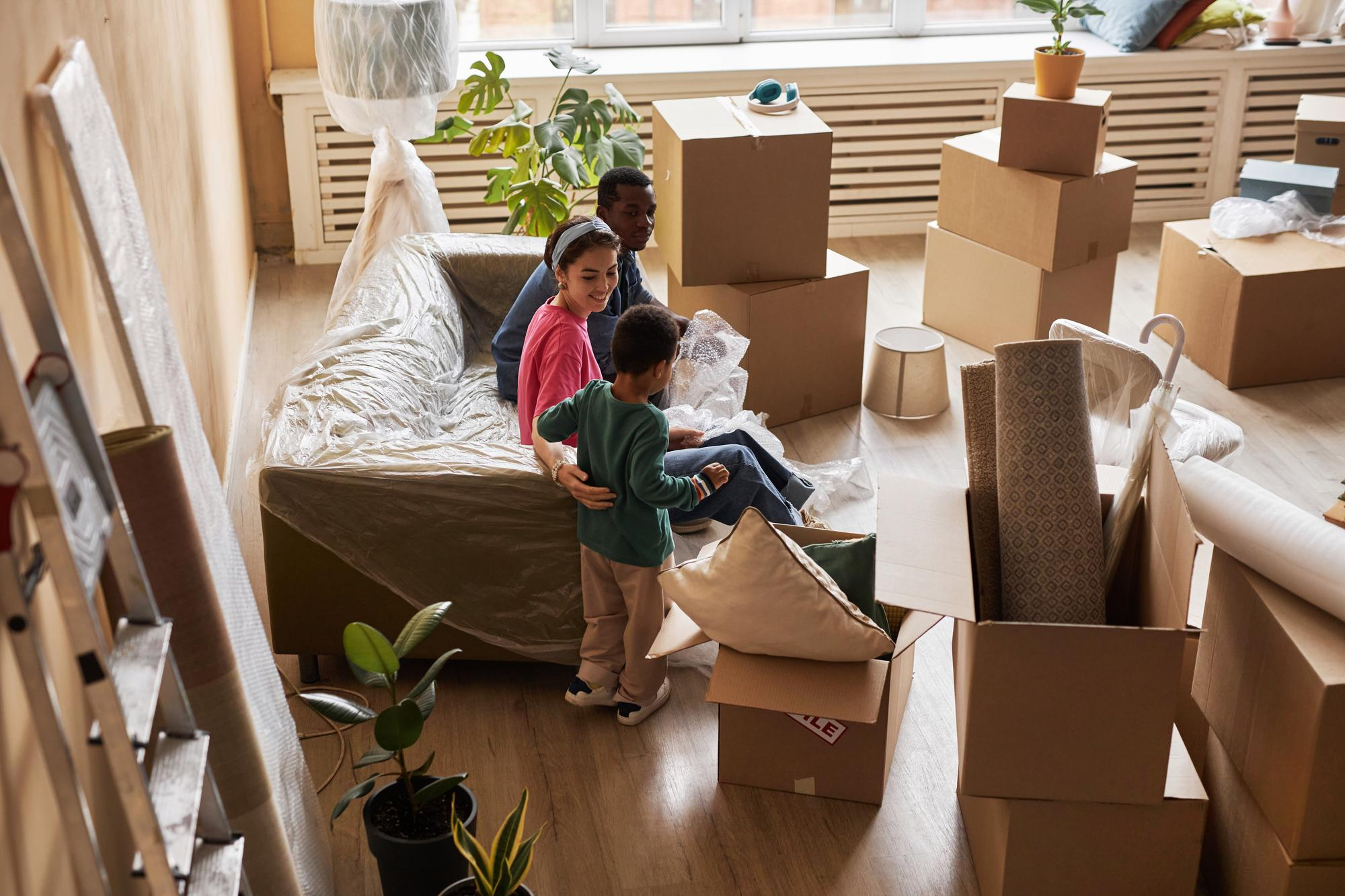 Famille avec enfants emballant leurs affaires avant de déménager une maison au Québec.