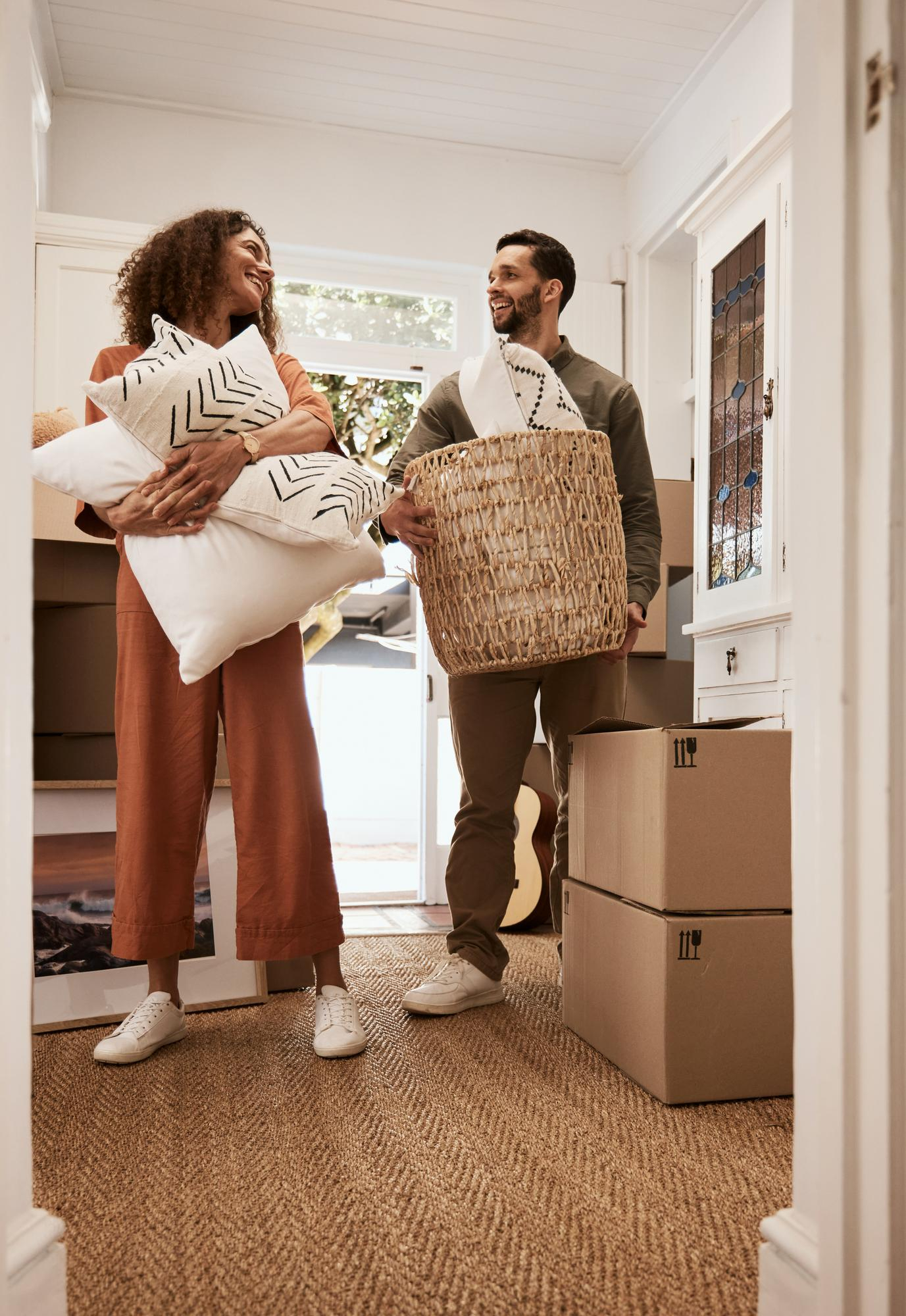 Couple emménageant dans leur nouvel appartement après avoir suivi la checklist déménagement appartement.