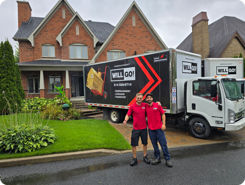 Équipe de déménageurs Will Go! en chandails rouges devant deux camions de déménagement stationnés devant une maison résidentielle à Montréal