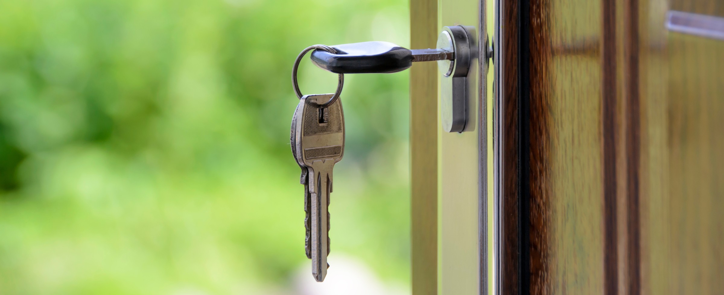Locking the front door at night: Security vs. fire protection – what you need to know
