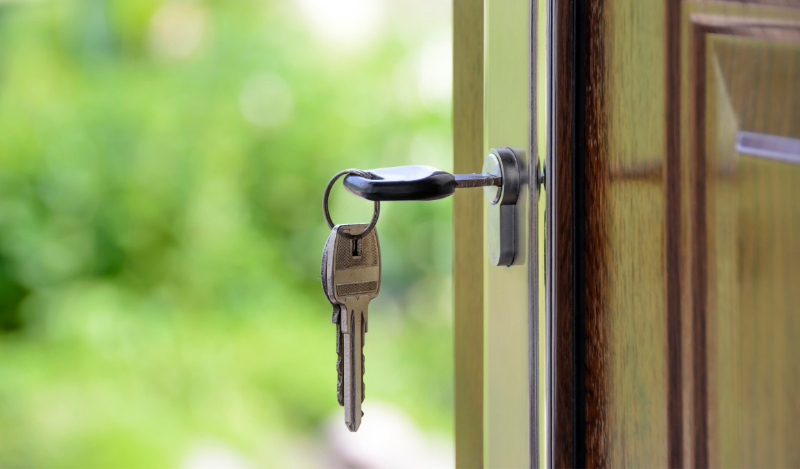 Locking the front door at night: Security vs. fire protection – what you need to know