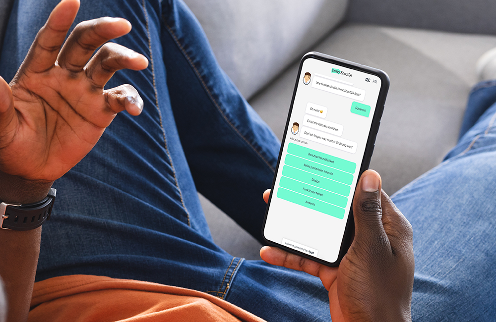 Person mit Smartphone in der Hand dass den hypt Chafunnel zeigt