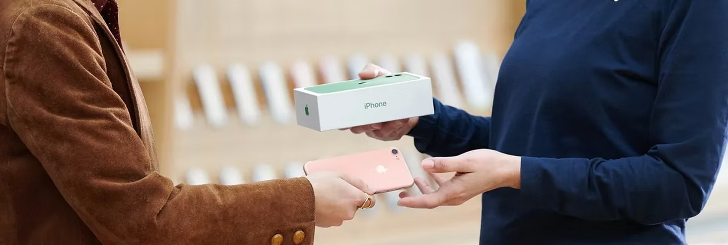 Uma pessoa trocando um smartphone usado por um novo