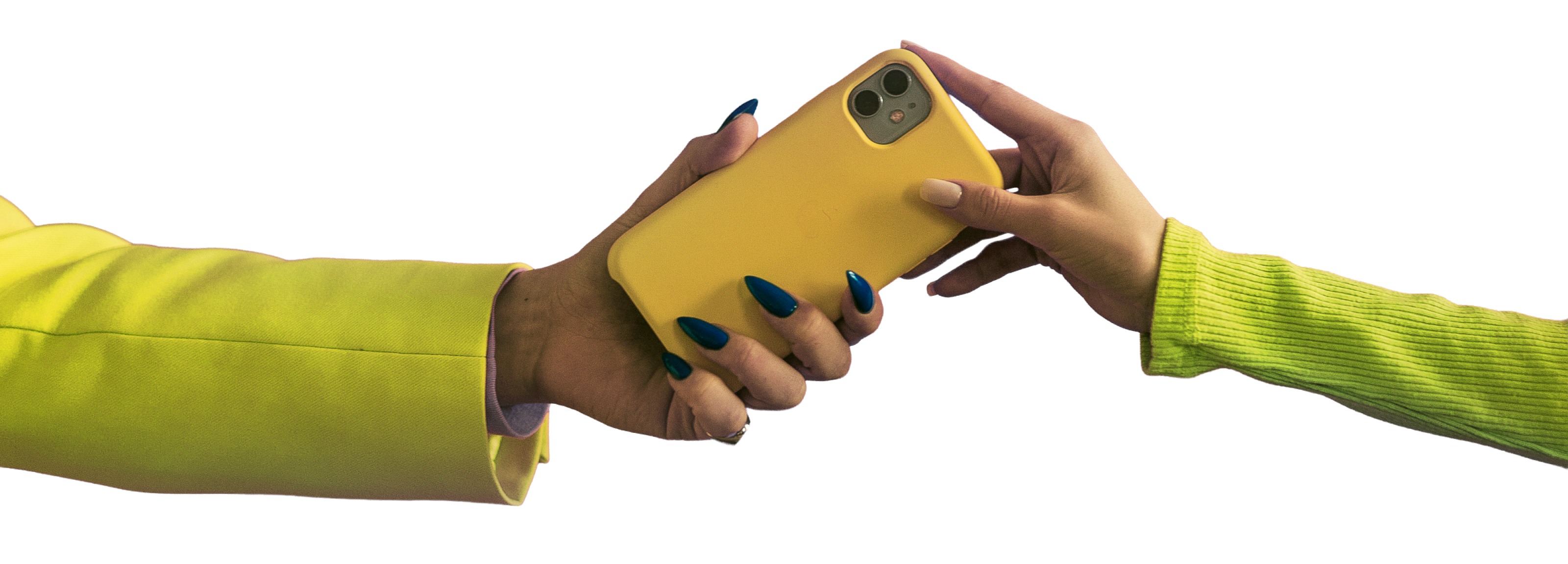 Foto de uma pessoa entregando um smartphone nas mãos de outra pessoa