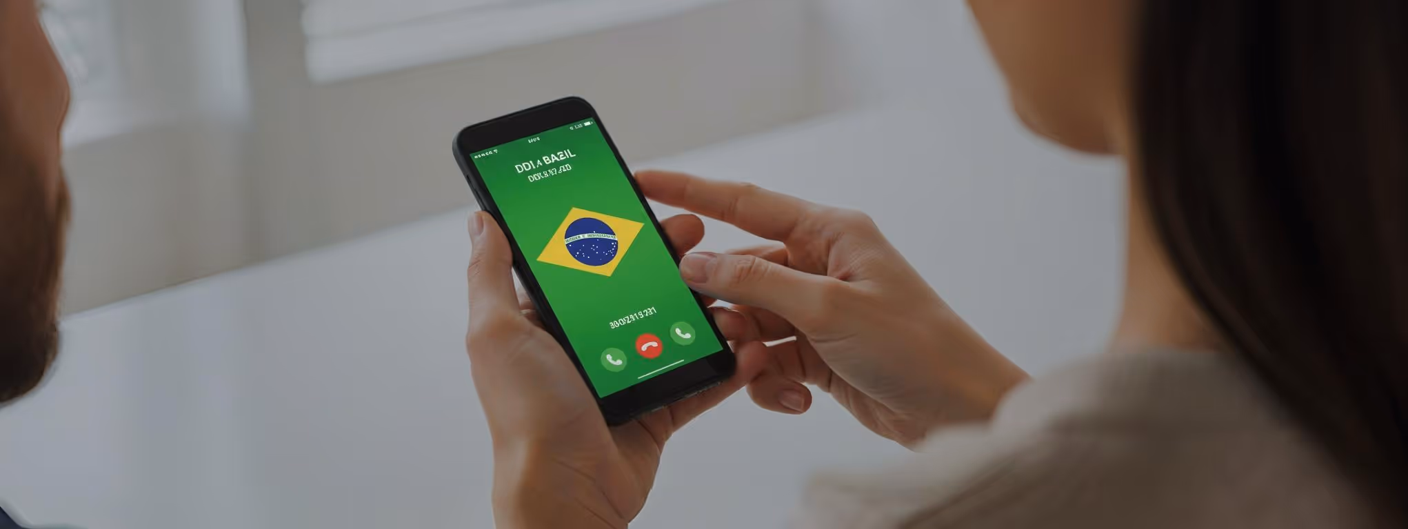 Mulher atendendo chamada internacional do Brasil no celular