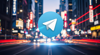 Logo do Telegram flutuando sobre avenida movimentada à noite.
