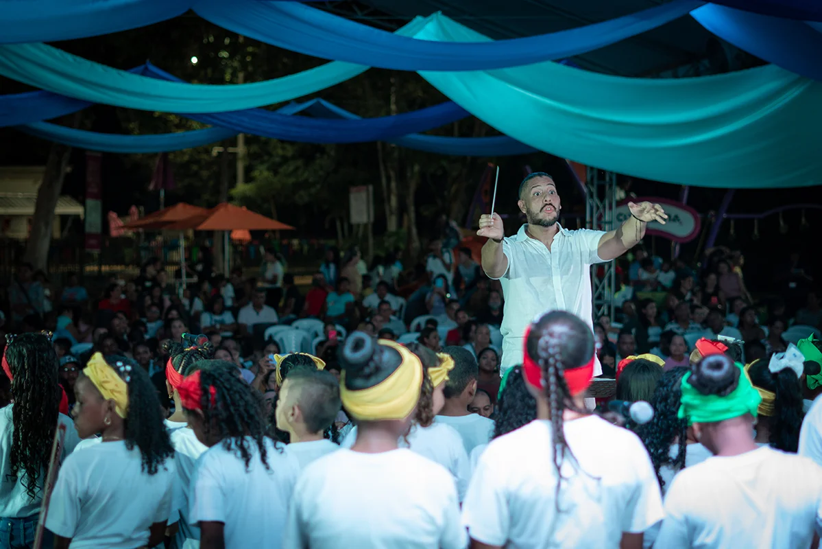 Mineros Foundation: Conductor with students in collective music practice