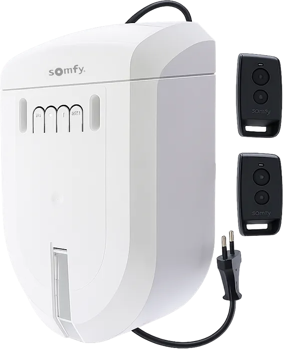 Moteur d'automatisation Somfy blanc avec deux télécommandes noires et câble d'alimentation.
