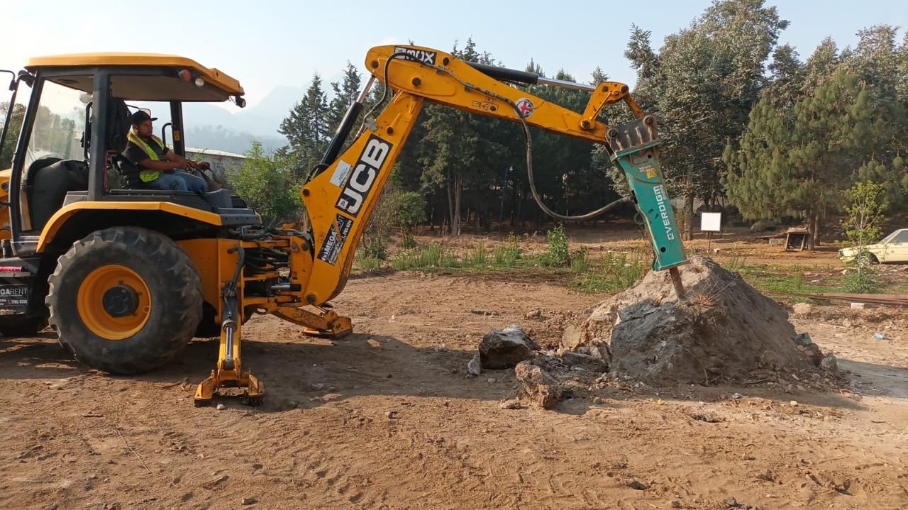 Retroexcavadora con Martillo Hidráulico