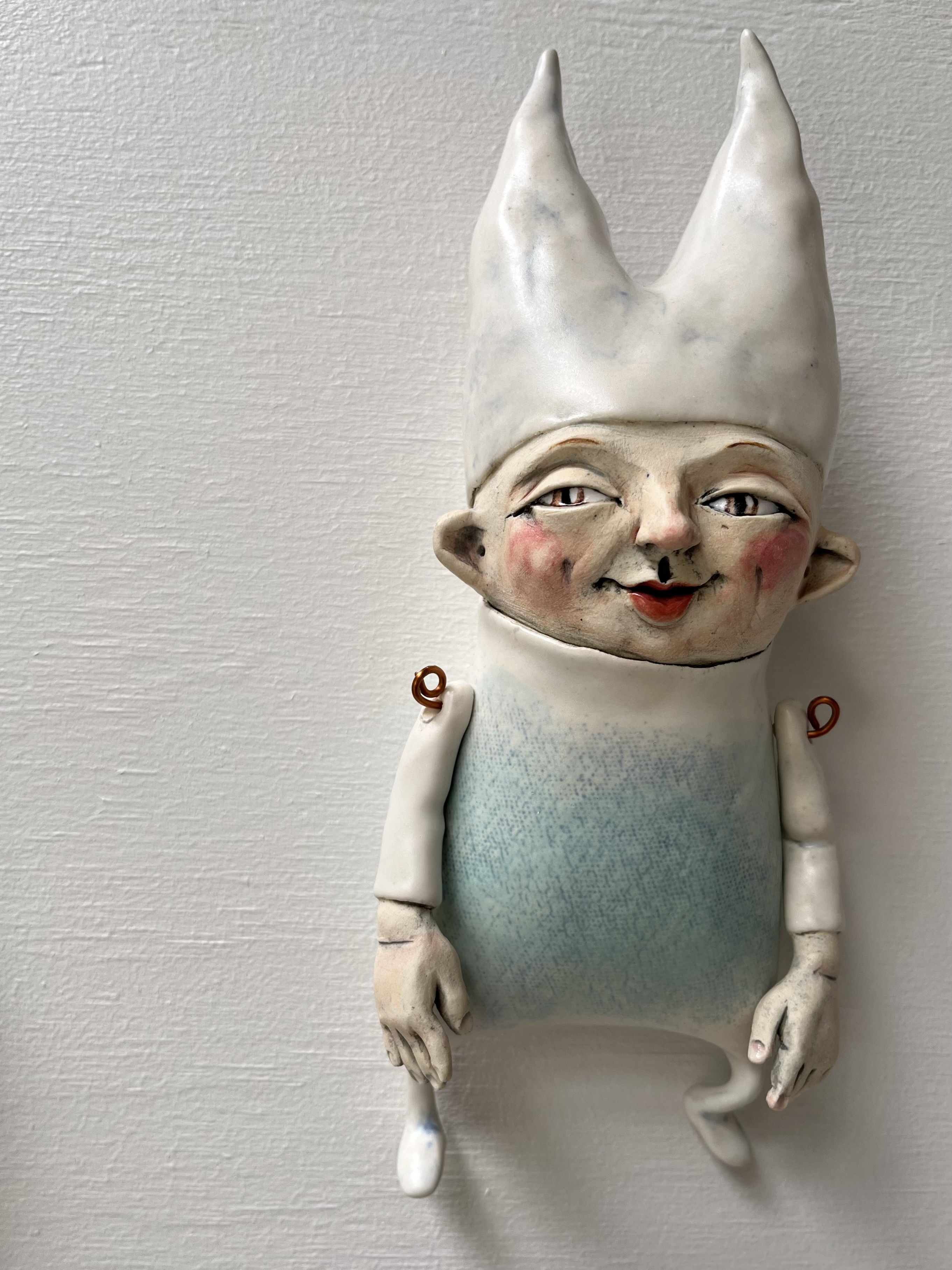 'wall-hanging character II' ceramic 21 x 10 cm 