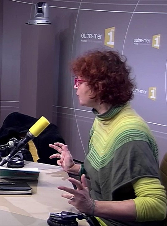 Caroline Bourgine journalise à l'antenne de radio outre-mer