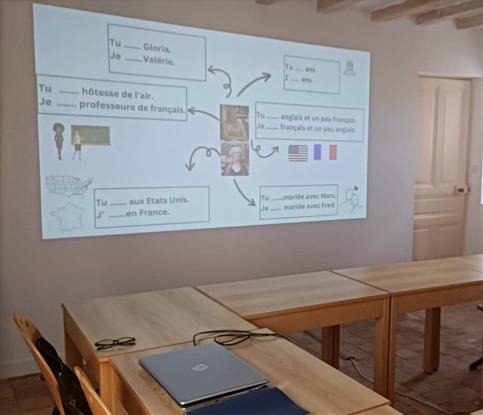salle de classe pour les cours de FLE au 4PAIMPARé avec équipements : video projecteur, bibliothèque, machine à café