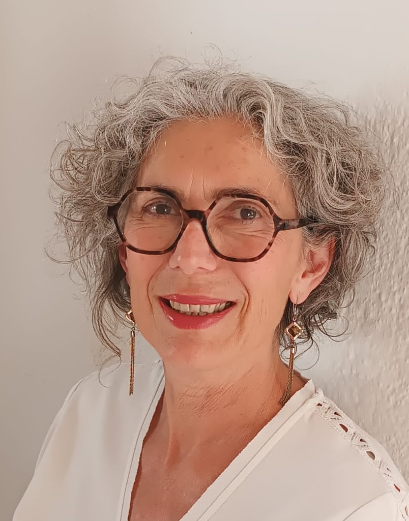 salle de classe lumineuse dans espace rénové au 4PAIMPARé équipée d'un vidéoprojecteur, de tables et chaises pour accueillir un groupe d'étudiants en Français Langue Etrangère