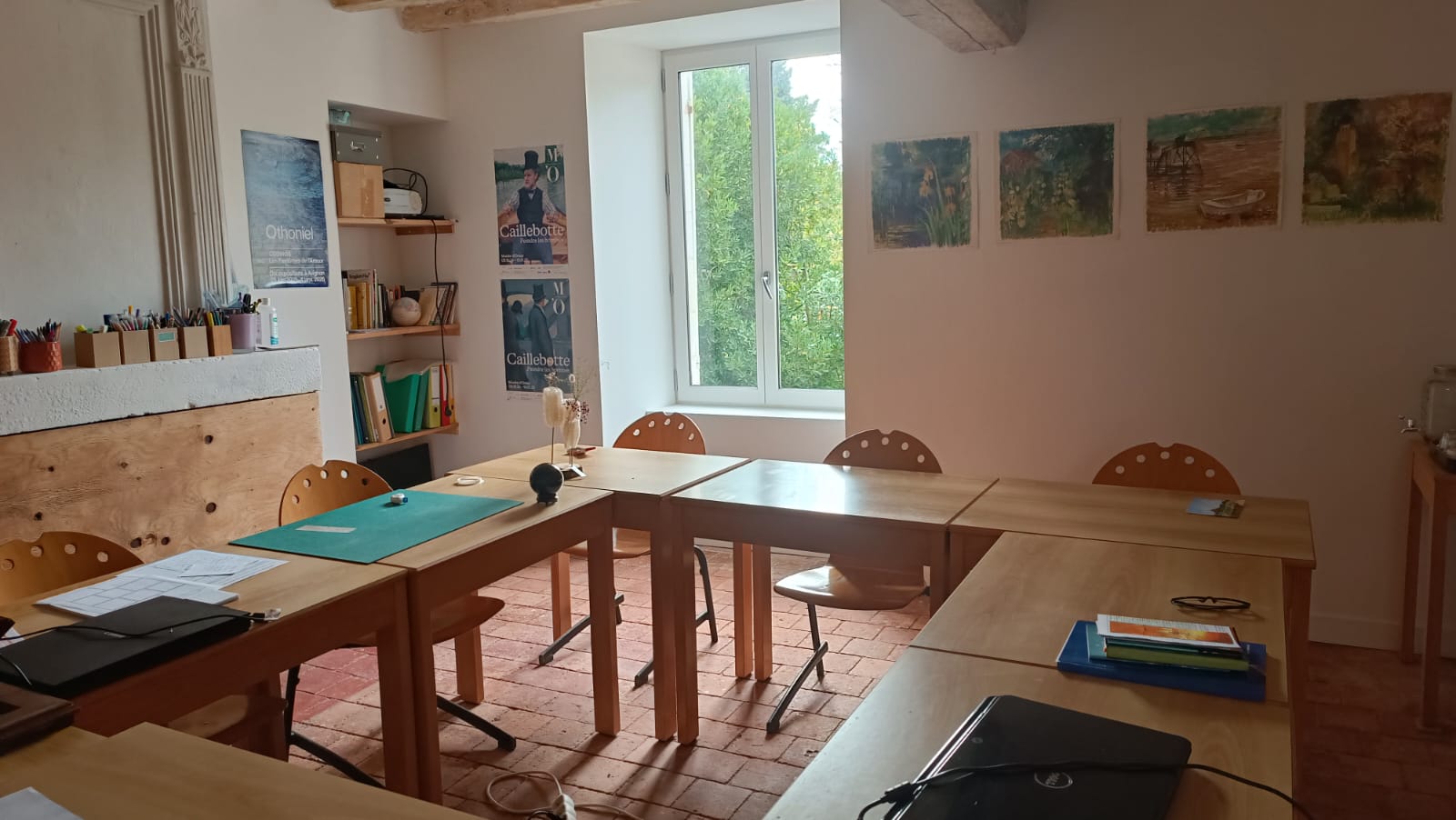 salle de classe pour les cours de FLE au 4PAIMPARé avec équipements : video projecteur, bibliothèque, machine à café