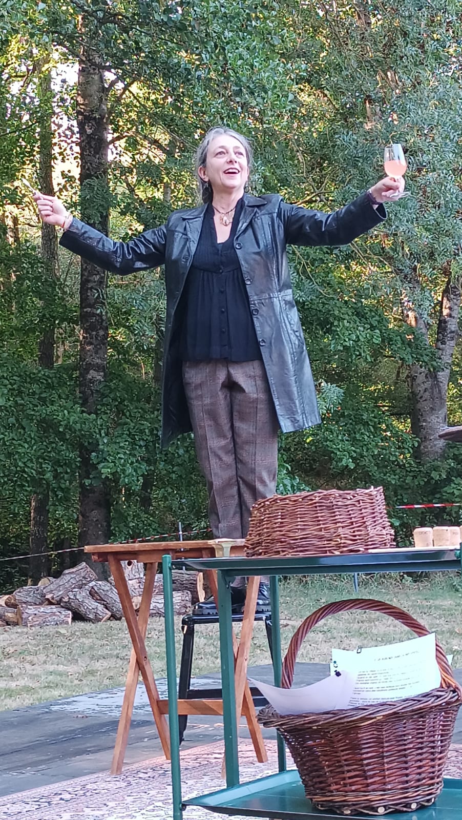 Artiste sur scène lisant des comptes 