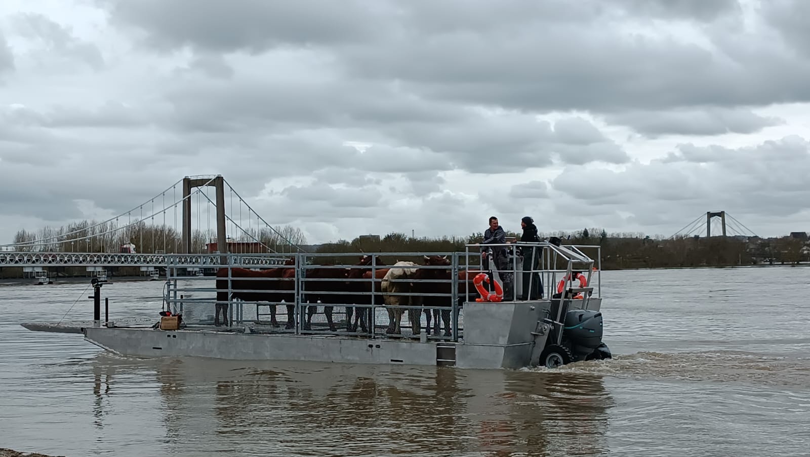 Caroline Bourgine journalise à l'antenne de radio outre-mer