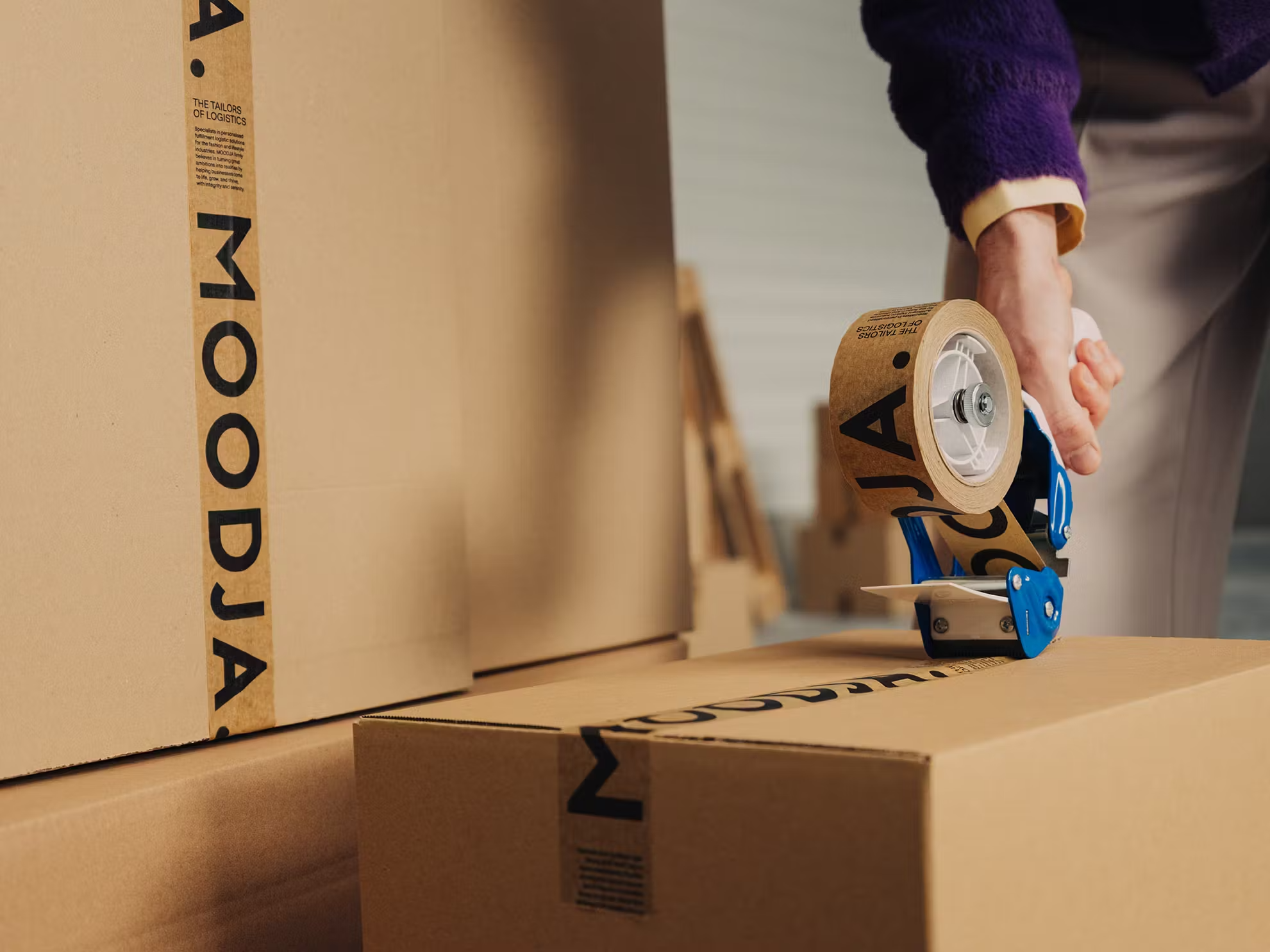 fulfillment center, pakete werde mit klebeband verschlossen