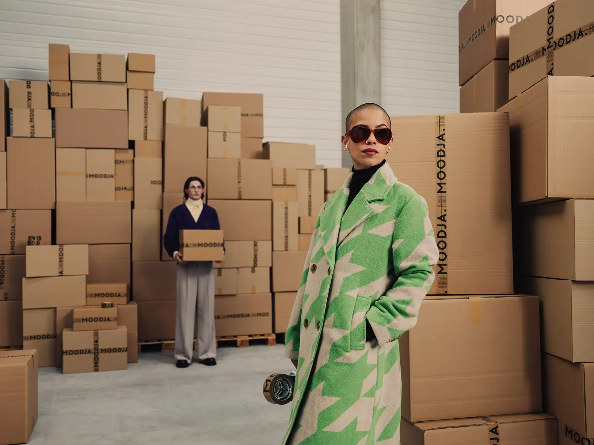 ecommerce fulfillment, frau und mann im fashionlook stehen im lager mit kartons