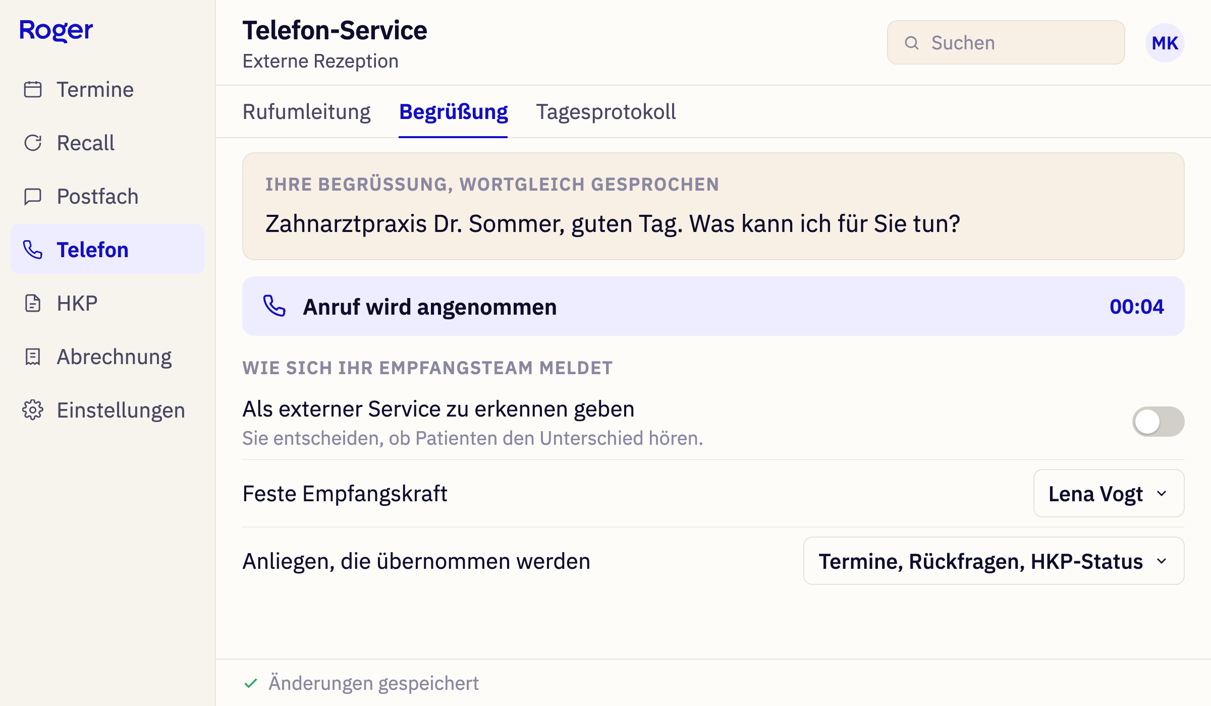 Begrüßung im Telefon-Service von Roger: der Wortlaut der Praxis, ein laufender Anruf und die Einstellung, ob sich das Team als extern zu erkennen gibt