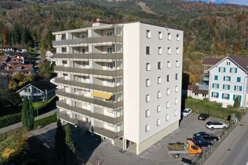 wohnblock-neue-balkone-goldau-glasgelaender-braun-matt