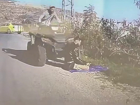 توثيق | مستوطن جندي بجيش الاحتلال يتعمد دهس فلسطيني أثناء صلاته في الشارع