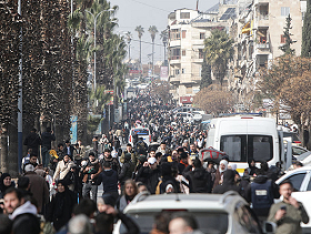 سورية: اشتباكات بين الجيش و"قسد" بحلب.. نزوح الآلاف والإعلان عن حيين "منطقة عسكرية مغلقة"