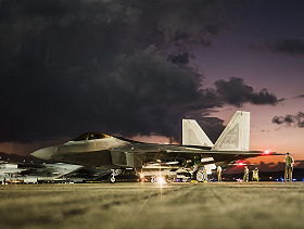 انتشار غير مسبوق: وصول سرب مقاتلات أميركية من طراز F-22 إلى إسرائيل