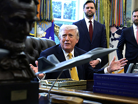 تقرير: إدارة ترامب تبحث إرسال تعزيزات عسكرية لتأمين عبور ناقلات النفط عبر مضيق هرمز