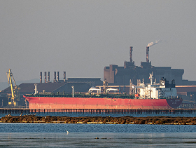 النفط يقفز إلى أعلى مستوى منذ سنوات مع استمرار الحرب وتعطل الإمدادات