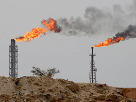 ارتفاع أسعار النفط وانخفاض الذهب وسط ضبابية مستقبل الحرب وإمدادات الطاقة