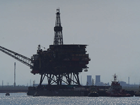 أسعار النفط تتجه صوب قفزة شهرية قياسية مع اتساع نطاق الحرب