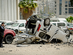 سقوط مقذوف من صاروخ عنقودي إيراني في محيط مقر وزارة الأمن الإسرائيلية بتل أبيب