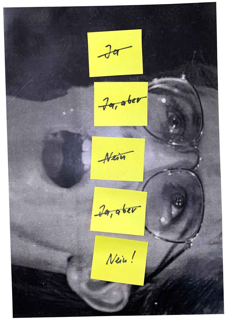 Schwarz-weiss-Porträt mit Brille, überklebt von gelben Notizzetteln mit durchgestrichenem «Ja», «Ja, aber» und «Nein», zuunterst ein «Nein!».