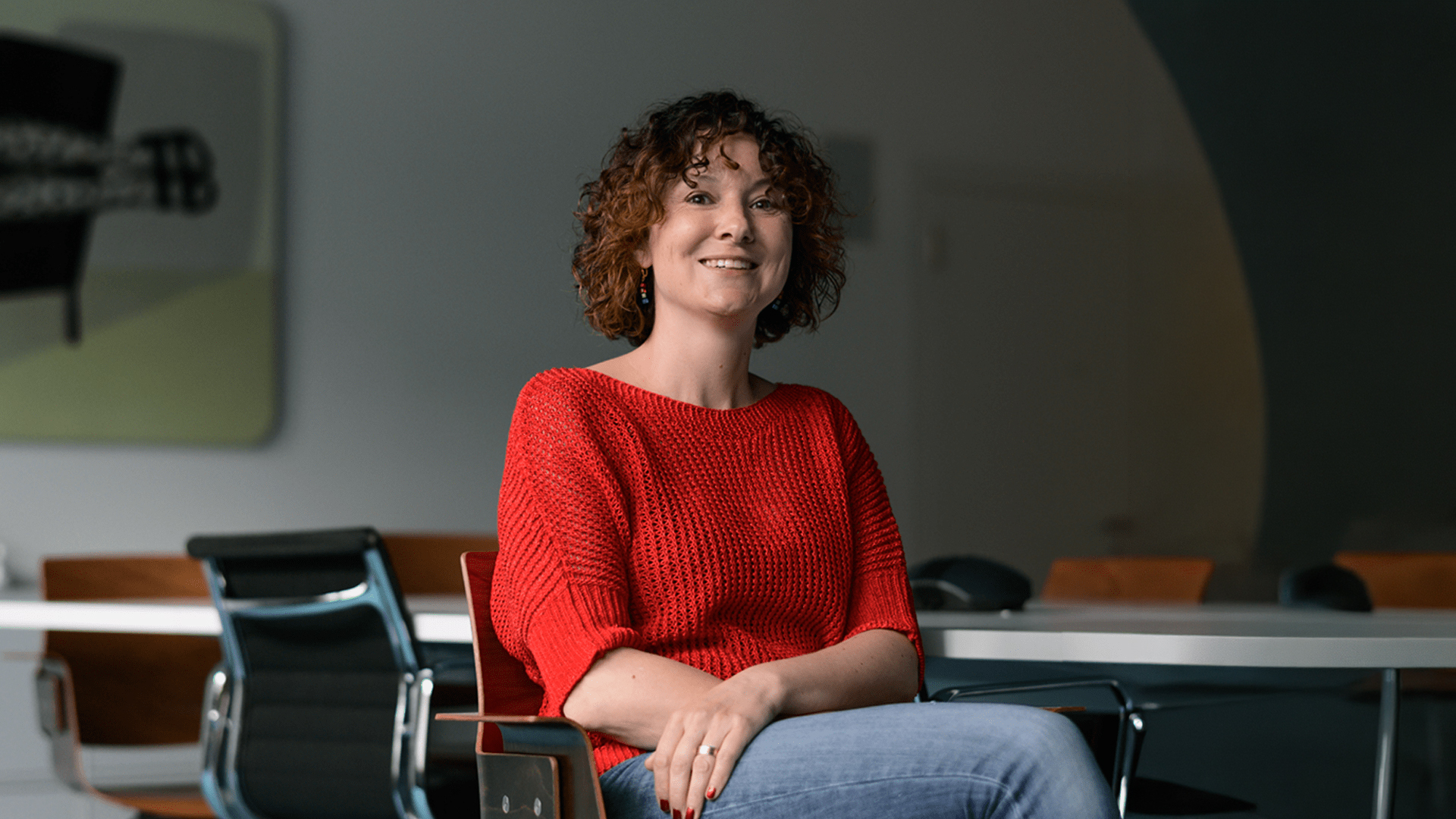 Porträt von Ursula Bloch, Admin bei Festland, im Sitzungszimmer.