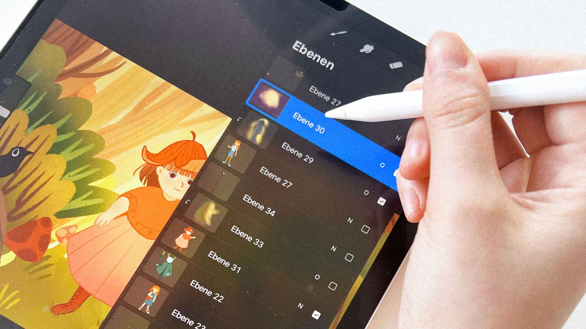 Hand mit Stift arbeitet auf einem Tablet an einer warmtonigen Illustration eines Mädchens mit roten Haaren, daneben die Ebenenliste.