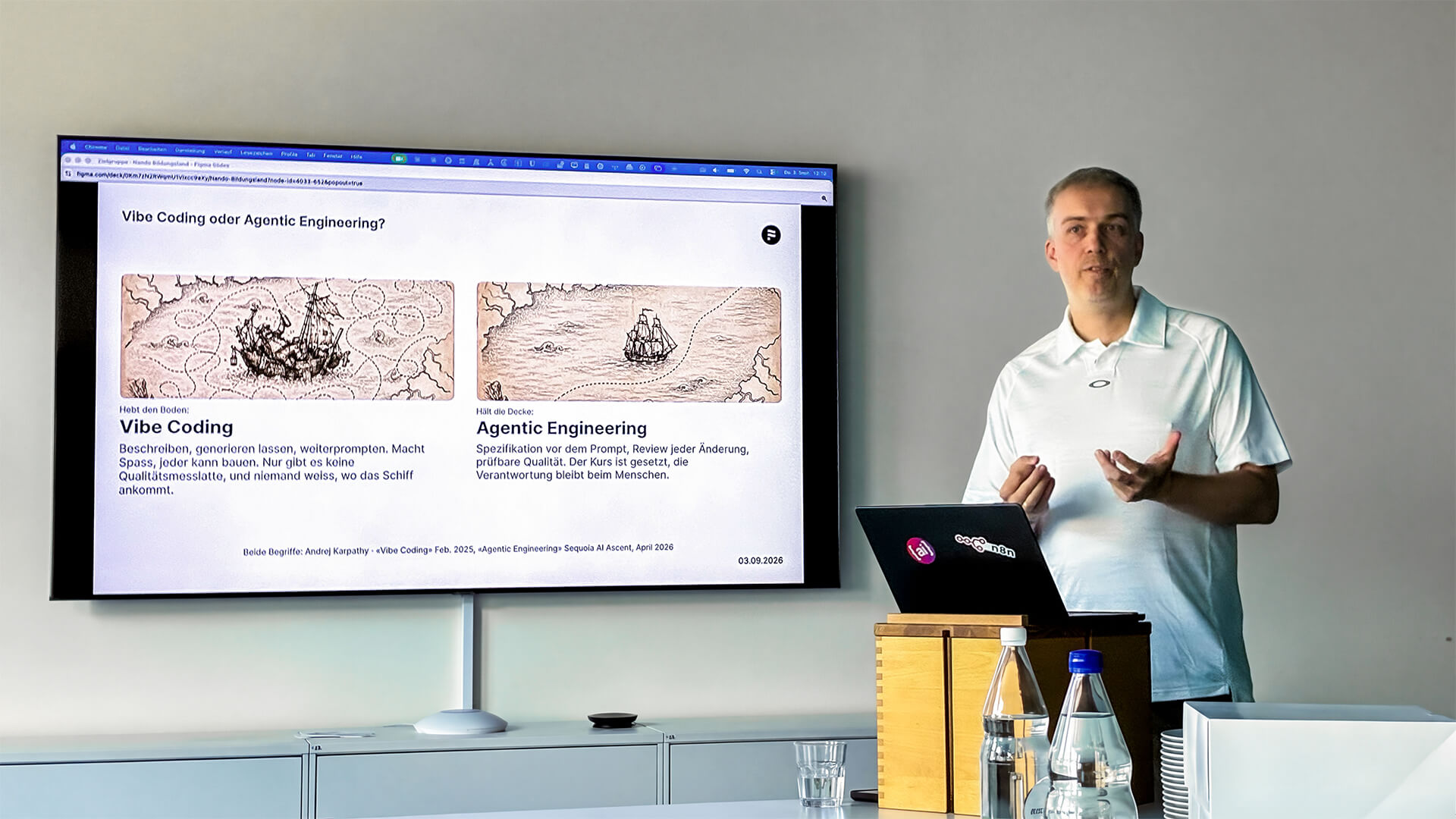 Nando Bosshart präsentiert neben einem Bildschirm mit der Folie «Vibe Coding oder Agentic Engineering?» und zwei Schiffsillustrationen.